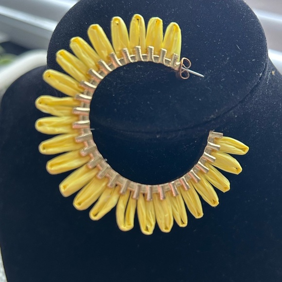 4/$20 Large yellow raffia sunflower 2.5 hoop earrings- NWOT - Picture 4 of 4